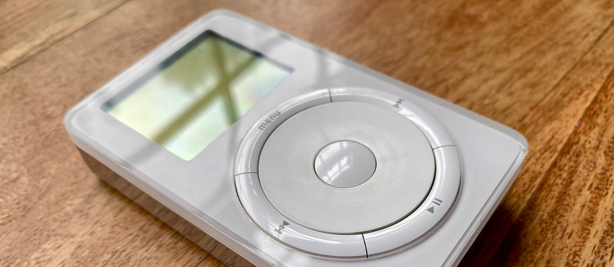 an image of an ipod 1st generation model.